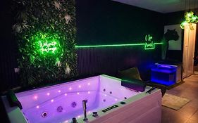 O Spa Privatif - Luxury Suite - Jacuzzi-Sauna-Netflix-Fishspa-Serviettes-Peignoirs-Sandales-Cafe